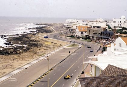 Automovilismo callejero en la Brava de Punta del Este. Punta del Este cumple 115 años. (Foto: Archivo El País)