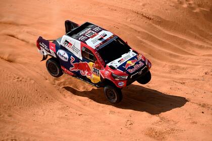 Con el qatarí Nasser Al-Attiyah como estrella, Toyota Gazoo Racing participa en la categoría autos del Rally Dakar; la filial argentina apoyó la presencia de Juan Cruz Yacopini