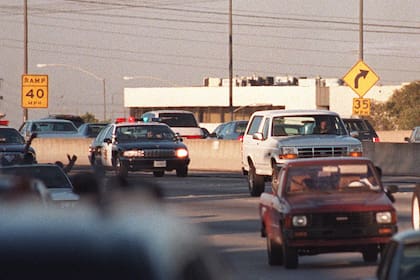Automovilistas celebran el paso de Simpson como fugitivo en plena persecución policial en Los Ángeles el 17 de junio de 1994, cuando el ex deportista era sospechoso de dos asesinatos.