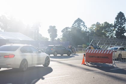 Automovilistas se encuentran con desvíos y carriles reducidos en las inmediaciones del Parque Tres de Febrero, una de las zonas más afectadas por el operativo previo al evento
