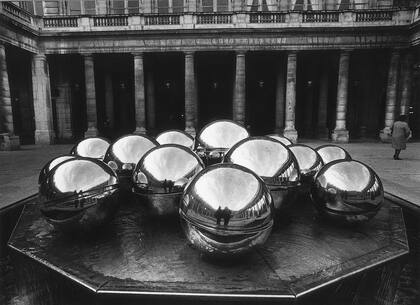 Autopaisaje en el Palais Royale, Sara Facio, 1987