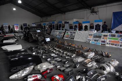 Autopartes recuperadas por la policía bonaerense al desarticular en los últimos días a una banda que, calculan las autoridades, había robado 3000 vehículos en Buenos Aires