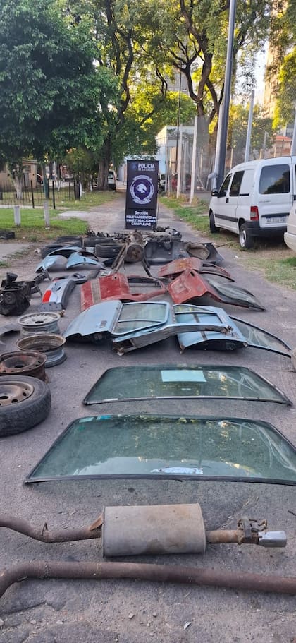 Autopartes secuestradas durante el allanamiento en el barrio Mitre. Los repuestos estaban distribuidos en el frente y dentro de la vivienda