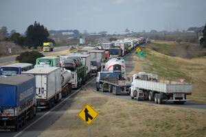 El paro de los transportistas comenzó a trabar la exportación de granos