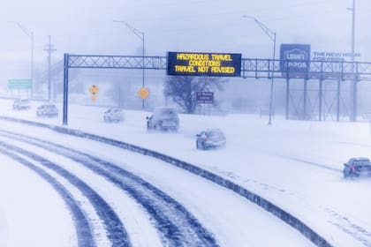 Autopista US 75 en Omaha, Nebraska, cubierta de nieve.