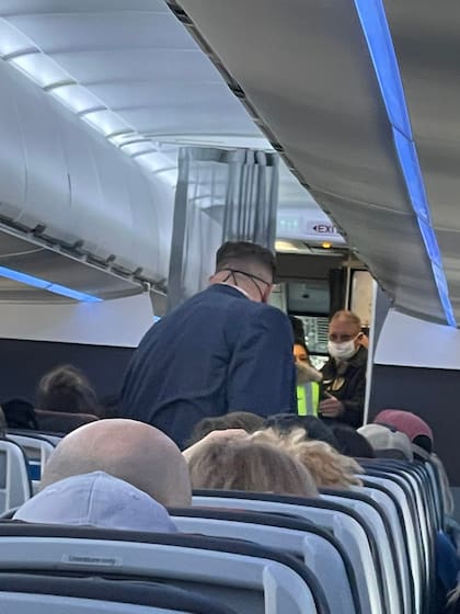 Autoridades a bordo del avión donde un hombre intentó abrir una de las puertas en pleno vuelo (Foto: Twitter/@SoccerMouaz)