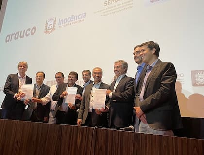 Autoridades de Arauco con motivo del anuncio de inversiones en Brasil