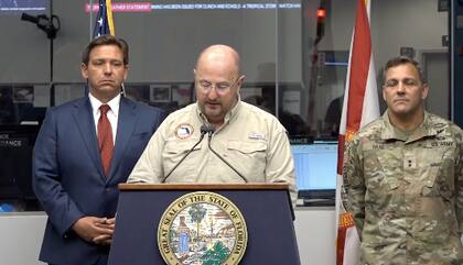 Autoridades de Florida recomiendan seguir las indicaciones locales para saber cómo actuar ante la tormenta tropical Nicole que tocará tierra en el estado como huracán categoría 1