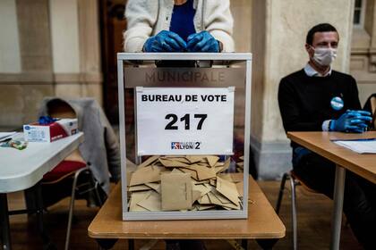 Autoridades de las elecciones municipales que Francia celebró el domingo pasado