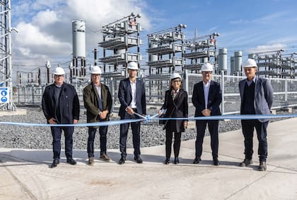 Autoridades de PCR, ArcelorMittal Acindar y funcionarios nacionales durante la inauguración de la ampliación de la Estación Transformadora de Ezeiza, parte de un proyecto energético de US$275 millones aprobado bajo el RIGI.