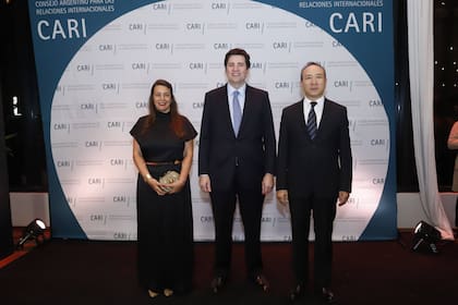 Autoridades del CARI junto al embajador de China, Wang Wei