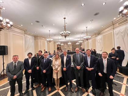 Autoridades del gobierno nacional y de la Bolsa rosarina tras el encuentro de hoy
