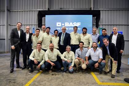 Autoridades, directivos de Basf y personal de la empresa