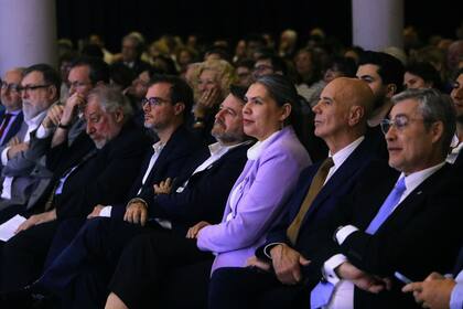 Autoridades durante el discurso del escritor Martín Kohan en la 47ma Feria del Libro.