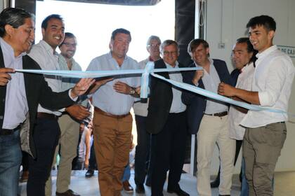 Autoridades, entre ellos el gobernador Weretilneck, y miembros de la cooperativa en el corte de cintas