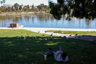 Autoridades federales arrestan a 18 por presunta venta de drogas cerca de un parque en Los Ángeles