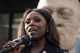 Autoridades federales arrestan a cuatro por investigación de contratos de albergues en Nueva York