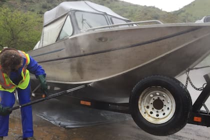 Autoridades locales activaron pruebas de ADN ambiental y diseñan un nuevo plan de control con financiamiento pendiente