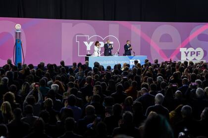 Autoridades nacionales y provinciales presentes en el festejo por los 100 años de YPF