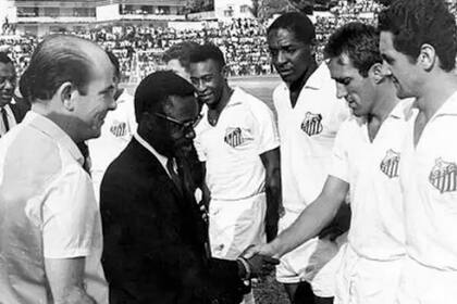 Autoridades nigerianas saludan a Pelé y el resto del equipo de Santos antes de su amistoso