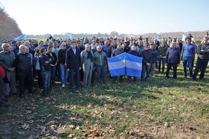 Autoridades, propietarios de caballos y jockeys en la protesta de hoy
