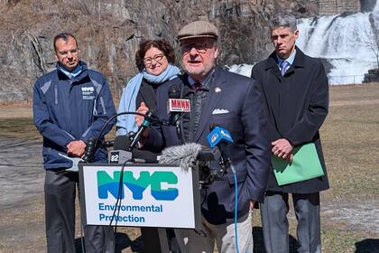 Autoridades sanitarias alertan que el agua salinizada eleva riesgos de hipertensión y puede liberar plomo de tuberías, lo que afecta especialmente a poblaciones con dietas bajas en sodio