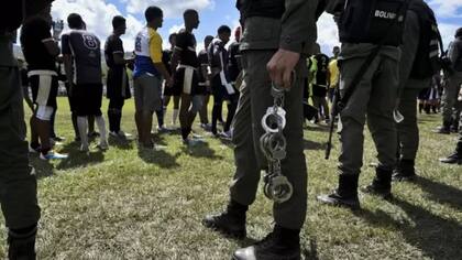 Autoridades venezolanas vigilando a presos de la cárcel de Tocorón, que presuntamente funciona como la "sede" del Tren de Aragua, durante un torneo penitenciario de rugby