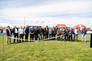 Autoridades y dirigentes en el momento del acto por la Semana Angus de Primavera