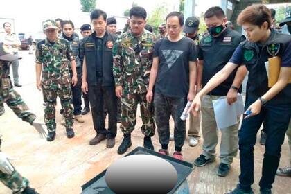 Autoridades y oficiales de la policía de Tailandia exhiben la cabeza de tigre incautada