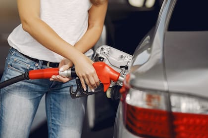 Autorizado el pago, se selecciona el tipo de combustible, se levanta la pistola y se carga hasta que el surtidor corte solo