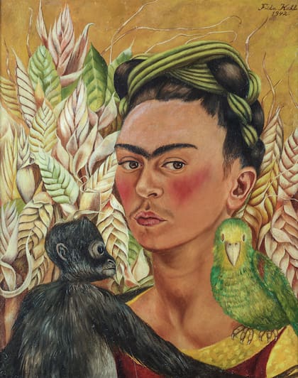 Autorretrato con chango y loro (1942), de Frida Kahlo, fue comprada en Sotheby’s en 1995 por US$3,2 millones y fue récord para el arte latinoamericano durante siete años; desde 2001 es una de las obras icónicas del Malba