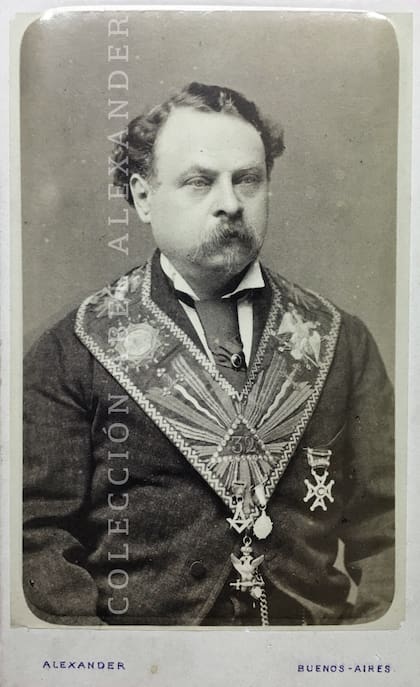 Autorretrato del fotógrafo Adolfo Alexander realizado en su estudio y vivienda de Artes N° 79 (actualmente Carlos Pellegrini casi Bartolomé Mitre) hacia 1878, cuando fue investido con el Grado 32°. En 1880 se le otorgó el Grado 33º por los servicios prestados durante las epidemias, y la protección a los heridos en los sucesos de ese año.