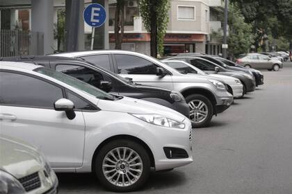 Autos a 45° en Díaz Colodrero, entre Roosevelt y Cullen