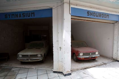 Autos abandonados en un centro comercial de Nicosia en Chipre