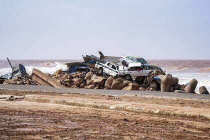 Autos amontonados a lo largo de la costanera en la ciudad de Derna, Libia, tras la tormenta mediterránea Daniel, el 11 de septiembre de 2023.