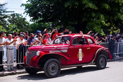 Autos antiguos, en el desfile de homenaje a Fangio en Balcarce