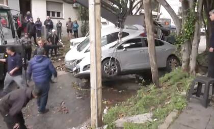 Autos apilados en San Martín son trasladados por una grúa