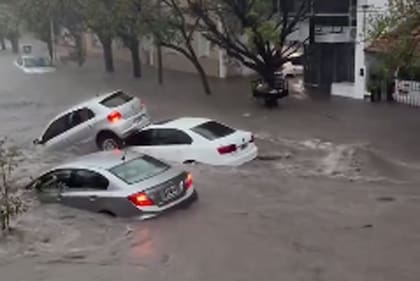 Autos arrastrados por el agua
