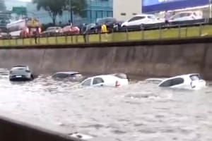 Un sorpresivo temporal afectó a la ciudad y el conurbano: hay autos bajo el agua en Panamericana y Márquez