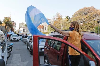 Autos, barbijos y banderas, en San Miguel de Tucumán