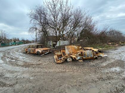 Autos convertidos en fierros retorcidos en Andriivka