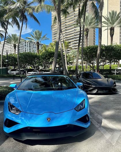 Autos de alta gama en el parking de Bal Harbour.