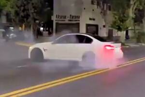 Autos de alta gama que hacen picadas en el barrio de Mataderos