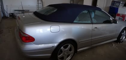 Autos de colección en la mansión abandonada, según el youtuber que la recorrió para sus seguidores