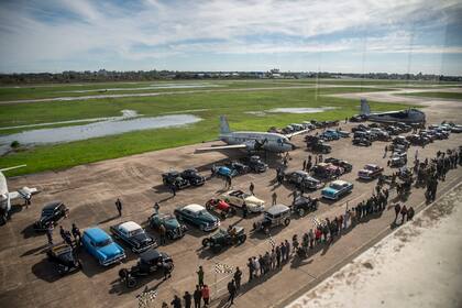 Autos de colección, pero también motos y aviones antiguos, dispuestas para exhibición en la pista de la Base Aérea de Morón
