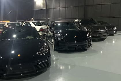 Autos de lujo y de colección que estaban en la quinta de Villa Rosa investigada por la Justicia