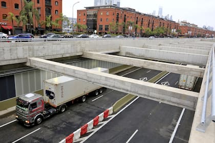 Autos en la superficie y vehículos pesados en la trinchera semicubierta, el nuevo esquema de tránsito