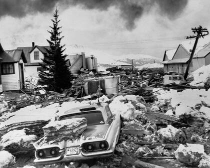 Autos enterrados, arrastrados o dañados por enormes bloques de hielo que el tsunami empujó a la costa tras el gran terremoto de Valdez, Alaska, que azotó con fuerza letal el 29 de marzo de 1964
