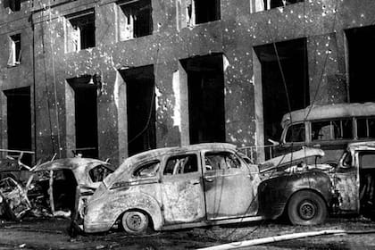 Autos incendiados en las inmediaciones del Ministerio de Economía de la Nación