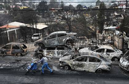 Autos incendiados en Quilpue, Viña del Mar, Chile. (RODRIGO ARANGUA / AFP)